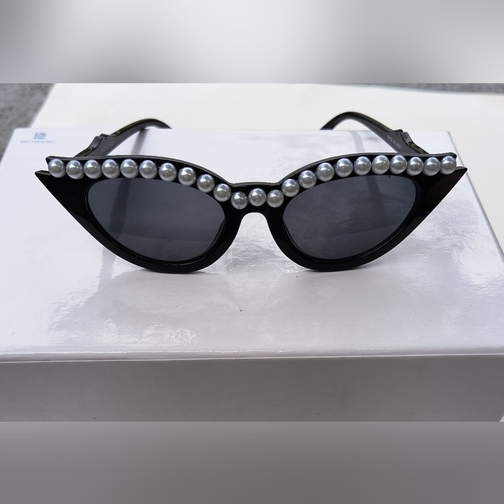 Hot Topic Women's Retro Glam Black Cat Eye Sunglasses With Faux Pearls NWOT